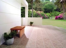 Wybór płytek na taras powinien być szczególnie przemyślany. Na pewno nie należy poprzestawać na ich ładnym wyglądzie: co najmniej równie ważne są cechy techniczne. Wybór płytek na taras powinien być szczególnie przemyślany. Na pewno nie należy poprzestawać na ich ładnym wyglądzie: co najmniej równie ważne są cechy techniczne.