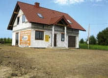 Dom ulokowany jest w odległości 4 m od płotu z jednej strony i niewiele większej z drugiej. Teren dokoła jest pusty i płaski, a wejście zwrócone na południe. Dom ulokowany jest w odległości 4 m od płotu z jednej strony i niewiele większej z drugiej. Teren dokoła jest pusty i płaski, a wejście zwrócone na południe.