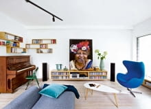 Wyraziste, wielkoformatowe zdjęcie stało się dominującym elementem aranżacji. W takim przypadku, dobierając wyposażenie, dobrze jest wprowadzić akcenty nawiązujące kolorystycznie do eksponowanej fotografii. W tym wnętrzu kolor fotela stanowi echo chabrowej chusty sportretowanej Kubanki. Wyraziste, wielkoformatowe zdjęcie stało się dominującym elementem aranżacji. W takim przypadku, dobierając wyposażenie, dobrze jest wprowadzić akcenty nawiązujące kolorystycznie do eksponowanej fotografii. W tym wnętrzu kolor fotela stanowi echo chabrowej chusty sportretowanej Kubanki.