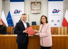 Dokument z rąk marszałek Senatu Małgorzaty Kidawy-Błońskiej odebrał w imieniu Instytutu Adrian Musiał, prezes Instytutu Wzornictwa Przemysłowego (IWP). Dokument z rąk marszałek Senatu Małgorzaty Kidawy-Błońskiej odebrał w imieniu Instytutu Adrian Musiał, prezes Instytutu Wzornictwa Przemysłowego (IWP).