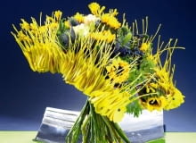 Oryginalne 'szaszłyki' z przebarwionych na żółto liści miłorzębu (Gingko biloba) - zwinięte i nabite do góry ogonkami na druty - zamykają z obu stron bukiet ze słoneczników, róż, trachelium, mikołajków, przetacznika, 'kangurzej łapy' i owoców kaliny wawrzynowatej 07.11.2008 WARSZAWA SESJA BUKIETY WIAZANKI KOMPOZYCJE ROSLINNE NA ZDJECIU BUKIETY WIAZANKI KOMPOZYCJE ROSLINNE WYKONANE PRZEZ PRZEMYSLAW BIEGAJ STYLIZACJA ------ DLA CZASOPISMA BUKIETY FOTO ARKADIUSZ SCIHCOKI / AGENCJA GAZETA