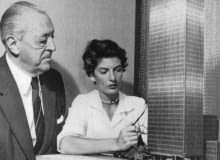 Mies van der Rohe oraz Phyllis Lambert przy modelu Seagram Building Mies van der Rohe oraz Phyllis Lambert przy modelu Seagram Building