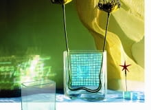 <B>Wazon nie powinien konkurować z urodą kwiatów. Dajmy mu jednak choć raz szansę, by wystąpił w roli głównej. Będziemy potrzebować tylko cekinów, trochę koronki czy kawałka sznurka.</B> <BR />Na jedną ściankę (albo na wszystkie) wazonu naklejamy w równych odstępach przezroczyste cekiny, układając je w kształt zbliżony do formy naczynia. DEKORACJE WAZONY SZTUCZNE ROSLINY STYLIZACJA JOLANTA I KINGA KOLARY FOT. RADOSLAW WOJNAR PUBLIKACJA CZTERY KATY NR 4 (162) - 4.2005 SLOWA KLUCZOWE: NACZYNIA ROSLINY BUTIK ZDJĘCIE DO WKŁADKI: PUBLIKACJA CZTERY KATY NR 4 (162) - CZASOPISMA