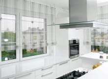 Rolety rzymskie uszyto z niemal całkowicie przejrzystej organdyny. Taka tkanina wpuszcza do wnętrza dużo naturalnego światła, a zarazem wystarczająco zasłania to, co dzieje się w środku. Rolety rzymskie uszyto z niemal całkowicie przejrzystej organdyny. Taka tkanina wpuszcza do wnętrza dużo naturalnego światła, a zarazem wystarczająco zasłania to, co dzieje się w środku.