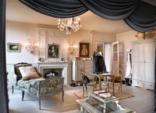 Sypialnia w klimacie buduarowo-teatralnym. Trochę jak scena, którą kurtyna dzieli na dwie części: właściwą z łóżkiem (widocznym na następnej stronie) i wypoczynkową z niezastąpionym szezlongiem. Pod sufitem klasyczny żyrandol murano. dom, dom we Francji, projektanci