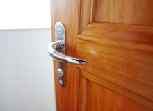 Klamka z długim szyldem