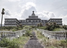 Za każdym razem, gdy wchodzi do opuszczonego budynku, ogarnia go strach i niepokój. Ale nic nie jest w stanie powstrzymać go nawet przed odwiedzeniem najbardziej mrocznych zakamarków. Shane Thoms, australijski fotograf i podróżnik od lat fotografuje miejsca, w których czas się zatrzymał. W Japonii odwiedził kilkadziesiąt hoteli i uwiecznił je na niesamowitych zdjęciach, które prezentujemy w galerii.<p> <p> Na zdjęciu kompleks hotelowy położony na niewielkiej wyspie tuż nad oceanem. Australijski fotograf Shane Thoms uwielbia odkrywać opuszczone miejsca. Podróżując po Japonii odwiedził kilkadziesiąt opuszczonych budynków. Większość z nich to hotele, które lata swojej świetności mają dawno za sobą. Dziś straszą.