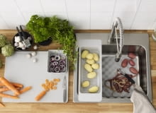 Seria GRUNDVATTNET: deska do krojenia 39,99 zł, pojemnik 9,99 zł, mata 9,99 zł, durszlak 7,99 zł IKEA. Seria GRUNDVATTNET: deska do krojenia 39,99 zł, pojemnik 9,99 zł, mata 9,99 zł, durszlak 7,99 zł IKEA.