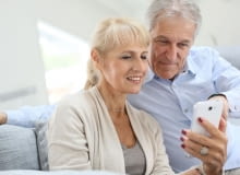 Dom dla seniora powinien być wygodny i bezpieczny. Okna i drzwi warto wyposażyć w klamki i przyciski ułatwiające otwieranie. Przyda się też światło sterowane pilotem oraz sprzęt AGD sterowany za pomocą telefonu. seniorzy