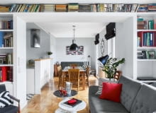 CO ZA PERSPEKTYWA! Po połączeniu dwóch mieszkań powstała przestronna strefa dzienna. Szerokie przejście z salonu do jadalni obudowano płytami gipsowo-kartonowymi, tak by powstały półki na książki oraz miejsce do pracy (jedna z półek wystaje, można na niej wygodnie położyć laptop).