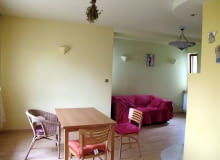 SALON PRZED ZMIANĄ. Gospodarze nie mieli pomysłu, jak go urządzić. Zależało im na tym, by nie tylko nabrał stylu i szyku, lecz także stał się przytulnym miejscem zachęcającym rodzinę do wspólnego spędzania czasu. Nowe wygodne meble, dyskretne ozdoby, nastrojowe oświetlenie i kolory spełniły ich oczekiwania. <BR />Gospodarze poprzestali na wstawieniu do pokoju podstawowych, ale dość przypadkowych mebli z poprzedniego mieszkania. Miały im służyć tylko do czasu modernizacji wnętrza. SALON PRZED ZMIANĄ. Gospodarze nie mieli pomysłu, jak go urządzić. Zależało im na tym, by nie tylko nabrał stylu i szyku, lecz także stał się przytulnym miejscem zachęcającym rodzinę do wspólnego spędzania czasu. Nowe wygodne meble, dyskretne ozdoby, nastrojowe oświetlenie i kolory spełniły ich oczekiwania. <BR />Gospodarze poprzestali na wstawieniu do pokoju podstawowych, ale dość przypadkowych mebli z poprzedniego mieszkania. Miały im służyć tylko do czasu modernizacji wnętrza.