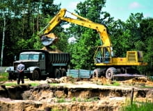 Wprawdzie nie ma takiego błędu, którego nie można naprawić, ale budując dom, już od etapu stanu surowego dobrze wiedzieć, co może sprawiać problemy, by później nie borykać się z kosztownymi przeróbkami. Oto lista prac, o których lepiej nie zapomnieć. <p> <b>Zdjejmij humus i nie przekop wykopu</b><br/> Przed rozpoczęciem wykopów trzeba zebrać około 20-centymetrową warstwę ziemi roślinnej (humusu) z całego obrysu przyszłego budynku (z metrowym zapasem z każdej strony) i złożyć z dala od domu. Jest ona cennym materiałem do urządzenia ogrodu, ale jej pozostawienie pod domem jest dla niego niekorzystne. Ziemia osiada bowiem łatwiej niż piasek, prowadząc później do pękania podłóg i ścian działowych parteru. Ponadto znajdują się w niej zarodniki grzybów pleśniowych, które mogłyby zacząć rozwijać się pod podłogą. Wykopy robi się dokładnie do głębokości, na jakiej przewidziano posadowienie budynku - nigdy głębiej. Dlatego, nawet jeśli korzystamy z koparki, ostatnie 15 cm najlepiej wybrać ręcznie, by nie "przekopać" fundamentu. Gdy zaś tak się stanie - nie można po prostu dosypać piasku, lecz takie miejsce wypełnić chudym betonem albo piaskiem stabilizowanym cementem. wykopy pod fundamenty, humus