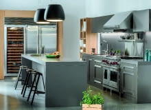 Chłodna stal. Model NY nawiązuje do klasycznych amerykańskich kuchni. Frezowane fronty w matowym, grafitowo-brązowym lakierze i stalowe elementy zostały zestawione z ciepłym, dębowym fornirem. Proj. Adam Pulwicki. meble-zajc.pl