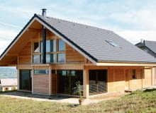 Komin stalowy o budowie warstwowej z płaszczem zewnętrznym w kolorze dopasowanym do elewacji budynku Komin stalowy o budowie warstwowej z płaszczem zewnętrznym w kolorze dopasowanym do elewacji budynku