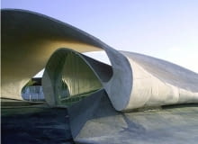 Przystanek autobusowy w Casar deCaceres w Hiszpanii. autor: Justo Garcia Rubio Arquitecto. Przystanek w hiszpańskim mieście Casar de Cáceres to zupełne przeciwieństwo ortogonalności, do której jesteśmy przyzwyczajeni. Architekci pokusili się o bardzo oryginalną i delikatną strukturę, w której podłogi, ściany i dach są jednym, płynnie przekształcającym się, falującym elementem. Bardzo dynamiczna forma i minimalizm użytych materiałów powodują, że przystanek można odbierać bardziej w charakterze rzeźby niż elementu małej architektury. Kojarzy się z zastygniętą wstęgą, tworzącą uroczysty baldachim. mała architektura, mała bryła, hiszpania, Justo Garcia Rubio, Casar deCaceres