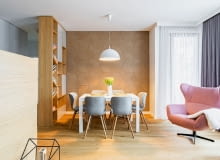 Stonowaną kolorystycznie przestrzeń pokoju dziennego zdobi wyróżniający się fotel uszak Presto w pudrowym różu od Gala Collezione. Stonowaną kolorystycznie przestrzeń pokoju dziennego zdobi wyróżniający się fotel uszak Presto w pudrowym różu od Gala Collezione.