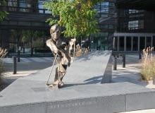 Popiersie Stefana Kuryłowicza autorstwa art. rzeźbiarza Krzysztofa Bednarskiego na skwerze im. Stefana Kuryłowicza przy kompleksie biurowym Wola Center przy ul. Przyokopowej 33 Popiersie Stefana Kuryłowicza autorstwa art. rzeźbiarza Krzysztofa Bednarskiego na skwerze im. Stefana Kuryłowicza przy kompleksie biurowym Wola Center przy ul. Przyokopowej 33