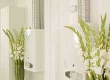 Czujnik czadu zainstalowany w łazience przy kotle gazowym czujnik czadu, kocioł gazowy, łazienka