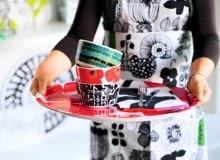 Maki, kultowy już wzór, teraz rozkwitają także na ceramicznych i plastikowych naczyniach.