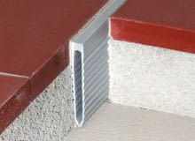 Profil dylatacyjny oddziela posadzki i jednocześnie wypełnia szczelinę dylatacyjną w wylewce betonowej Profil dylatacyjny oddziela posadzki i jednocześnie wypełnia szczelinę dylatacyjną w wylewce betonowej