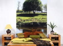 Dekoracje. Zieleń trawy, szarawy błękit lekko zachmurzonego nieba, brunatnozielona rzeka - atmosfera odpoczynku nad wodą wydaje się stworzona do sypialni. W tym wnętrzu nadrzeczny pejzaż sugestywnie przywołują barwy, materiały i dekoracje. Konsekwencja w doborze elementów wystro-ju gwarantuje udaną aranżację. Łóżko, stoliki nocne, lampka nocna, misa (na półce), Belbazaar; fototapeta laminowana, Dekornik; narzuta (zielona), koc (zielony), poszewki na poduszkę (futrzane), Home & You; poduszki (z liściem), Duka; wałek, poszewka na poduszkę (błyszcząca), poducha-siedzisko, Decorador; pled (brązowy), IKEA; wazon, filiżanka, talerz, podkładka (zwinięta w rulon), poszewki na poduszkę (na półce), Home & You; obrączka na serwetkę, Home Concept Store; taca, Duka; serwetka (pod filiżanką), Almi Decor. 26.03.2010 WARSZAWA , WNETRZA - KOLOR I WZOR , TEMAT WAKACJE ( SESJA DLA : CZTERY KATY ) , INSPIRACJE NATURA - FOTOTAPETA