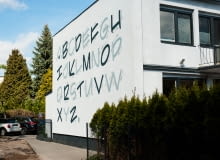 Nowy typograficzny mural na Saskiej Kępie od Good Lokking Studio