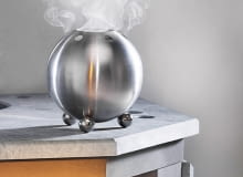 Nawilżacz powietrza ze stali szlachetnej. Wystarczy napełnić go wodą i postawić w pobliżu kominka lub grzejnika. Średnica 12 cm, wysokość 13 cm. Pojemność 0,7 l. cena 139.99 zł Producent: Weltbild. nawiżacz