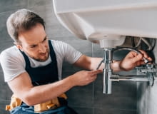 Jak naprawić zatkany syfon w kuchni albo łazience? Jak naprawić zatkany syfon w kuchni albo łazience?