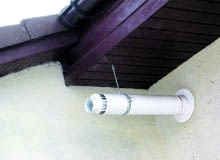 Poziomy przewód powietrzno-spalinowy wyprowadzony przez ścianę na zewnątrz komin do kotła na gaz