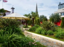 Okazałe rabaty z palmami, trawami ozdobnymi i formium o mieczowatych liściach - oto efektowny Ogród Hiszpański. Okazałe rabaty z palmami, trawami ozdobnymi i formium o mieczowatych liściach - oto efektowny Ogród Hiszpański.