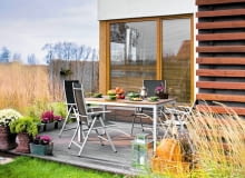 <B>Wiele osób ma problem z ciekawym i wygodnym zaaranżowaniem zarówno niewielkiego balkonu, jak i sporego tarasu. Wszystkim, którzy nie boją się wyzwań i lubią zmiany wokół siebie, przedstawiamy kilka propozycji - wystarczy trochę wyobraźni oraz odpowiednio dobrane rośliny i dekoracje, by stworzyć za oknami namiastkę np. egzotycznych Indii lub Meksyku.</B> <BR >TARAS - POŚRÓD TRAW. Nie przyciągają wzroku oryginalnymi liśćmi, nie epatują urodą wielobarwnych kwiatów - a jednak wyglądają bardzo efektownie. O czym mowa? O trawach. Zwróćmy na nie baczniejszą uwagę. <BR >Trzcinnik (w tle) o każdej porze roku wygląda inaczej: wiosną się zieleni, latem kwitnie, jesienią (na zdjęciu) zasycha; ładnie wygląda także zimą, gdy długie źdźbła pokrywa szron.