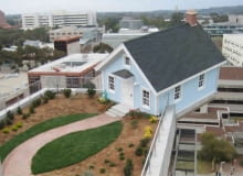 Falling Star - dom zawieszony na krawędzi budynku uniwersytetu w San Jose autorstwa koreańskiego artysty Do-Ho Suh. Falling Star - dom zawieszony na krawędzi budynku uniwersytetu w San Jose autorstwa koreańskiego artysty Do-Ho Suh.