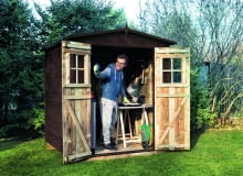 Drewniany domek na narzędzia (180×180 cm), z dwuskrzydłowymi drzwiami i dwuspadowym daszkiem krytym papą. Ok. 1200 zł, Castorama Drewniany domek na narzędzia (180×180 cm), z dwuskrzydłowymi drzwiami i dwuspadowym daszkiem krytym papą. Ok. 1200 zł, Castorama