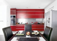 Kuchnia, mimo że przede wszystkim służy do przygotowywania posiłków, w praktyce jest również miejscem rodzinnych i towarzyskich spotkań. Właśnie dlatego coraz większą wagę przywiązujemy do jej wystroju. <BR />KUCHNIA: Z KROPLĄ CZERWONEGO WINA. W sąsiedztwie kuchni urządzono jadalnię z dużym stołem, który w razie potrzeby można jeszcze powiększyć. UWAGA PONOWNA PUBLIKACJA ZA ZGODA WLASCICIELI