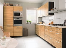 Najbliższy rok w kuchni zapowiada się spokojnie, jeśli chodzi o kolorystykę, ciekawie ze względu na materiały wykończeniowe, wygodnie dzięki coraz sprawniejszym sprzętom i radośnie za sprawą kolorowych akcesoriów. <BR > Trend: meble modułowe. Projektanci proponują zestawianie sprzętów według własnego uznania. Jest to możliwe dzięki dużemu wyborowi szafek (modułów), z których można tworzyć zestawy dopasowane do indywidualnych potrzeb. Takie rozwiązanie pozwala ciekawie zaaranżować zarówno niewielkie aneksy kuchenne, jak i przestronne wnętrza. Podobnie jak w minionym roku kolorystyka kuchni będzie spokojna, z przewagą bieli i naturalnego drewna (choć oczywiście miłośnicy intensywniejszych barw też znajdą coś dla siebie). <BR > Zestawianie modułów różnej szerokości sprawia, że zabudowa z jednakowymi frontami nie wygląda monotonnie. Zdjęcie: Black Red White