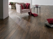 Odcień paneli z dekorem dąb Casada zbliżony jest do ciemnego wybarwienia drewna orzechowego. panele laminowane, V-fuga