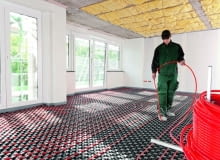 Do ułożenia wodnego ogrzewania podłogowego można przystąpić dopiero wtedy, gdy w domu w stanie surowym są już założone okna oraz drzwi zewnętrzne, ewentualnie otynkowane ściany. wodne ogrzewanie podłogowe