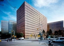 Miasto Sprawiedliwości od Davida Chipperfielda. W Barcelonie można też zobaczyć, oczywiście lepiej, jako zwiedzający niż interesant - City of Justice. To największy kompleks sądowniczy na świecie. Jego wyrafinowana architektura to dzieło brytyjskiego architekta Davida Chipperfielda. jean nouvel, herzog and de meuron, antonio gaudi, architektura, top 10, santiago calatrava, barcelona, hiszpania