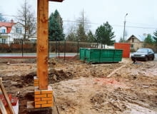 Niektóre preparaty chemii budowlanej są toksyczne dla gleby. Podobnie jak niektóre - nieszkodliwe dla ludzi - materiały wpływają na jej wyjałowienie. Warto dopilnować ich bezpiecznej utylizacji. BUDOWA DOMU MAGDY I MARCINA , KONTENER NA SMIECI FOT. MAGDA GEDZIOROWSKA PUBLIKACJA LADNY DOM NR 3 (53) - 3.2003