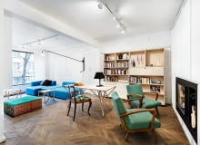 Wbrew pozorom to wnętrze wcale nie jest nudne. Wyrazu nadają mu kolorowe meble, które, mimo że różnią się od siebie stylem, to idealnie razem wyglądają. Wbrew pozorom to wnętrze wcale nie jest nudne. Wyrazu nadają mu kolorowe meble, które, mimo że różnią się od siebie stylem, to idealnie razem wyglądają.