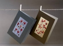 <B>W dobie internetu i telefonów komórkowych zapomnieliśmy do czego służą kartki pocztowe i listy. Jednak gdy okazja jest wyjątkowa, jak ślub albo ważna uroczystość rodzinna, nie będziemy o niej powiadamiać gości sms-em. Zamiast drukować zaproszenia proponujemy zrobić je samemu. Oto kilka pomysłów.</B> <BR />Prostokątny kawałek kolorowego kartonu składamy na pół. Wycinamy okienko i podklejamy je kawałkiem tiulu większym o 5 mm z każdej strony. W okienko wklejamy suszone kwiatki. ZIELNIKOWE KARTKI ; SUSZONE ROSLINY , KWIATY ARANZACJA I WYKONACJE ELZBIETA MATUSZEWSKA FOT. RAFAL LIPSKI PUBLIKACJA CZTERY KATY NR 7 (142) - 7.2003 PUBLIKACJA CZTERY KATY NR 12 (230) - 12 2010 + DODATEK SWIATECZNE DEKORACJE SLOWA KLUCZOWE: PLASTYKA ROSLINY STOCKOWE ZDJĘCIE DO WKŁADKI: PUBLIKACJA CZTERY KATY NR 7 (142) - CZASOPISMA