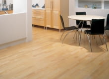 Lakier i olej to dwa dobre sposoby na zabezpieczenie drewnianej posadzki. Pod warunkiem jednak, że zostaną poprawnie zaaplikowane. podłoga olejowana