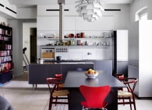 Układ strefy dziennej podporządkowano kuchni - oczywiście marki Bulthaup, system koncepcyjny b3. Wokół stołu drewniane krzesła CH24 Hansa Wegnera z 1949 r. (Carl Hansen & Son) i czerwone Series 7 Arne Jacobsena (1955 r., Fritz Hansen). Lampa Artichoke to słynny projekt Poula Henningsena (Louis Poulsen). Układ strefy dziennej podporządkowano kuchni - oczywiście marki Bulthaup, system koncepcyjny b3. Wokół stołu drewniane krzesła CH24 Hansa Wegnera z 1949 r. (Carl Hansen & Son) i czerwone Series 7 Arne Jacobsena (1955 r., Fritz Hansen). Lampa Artichoke to słynny projekt Poula Henningsena (Louis Poulsen).