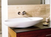 Projekt 1. Biała klasyczna umywalka dobrze wygląda zarówno w zestawieniu z jasnym, jak i ciemnym drewnem. WNETRZA LAZIENKA