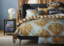 1. PILBLIXT lampa stołowa 249,- Stal i szkło. Projekt: Lisa Hilland. Ø25, W41 cm  2. NÄBBSPINNARE poszewka 19,99 Projekt: Lisa Bengtsson 3. ÄNGLATRUMPET komplet pościeli 99,99 Projekt: Lisa Bengtsson