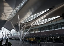 Nowy terminal będzie pełnił funkcje hali odlotów. Po wejściu do ogólnodostępnej hali na pasażerów czekać będzie 40 stanowisk check-in z czego w pierwszym etapie czynnych będzie 20. Druga połowa posłuży m.in. biurom podróży do obsługi ich pasażerów. 05.01.2012 GDANSK , REBIECHOWO , PORT LOTNICZY IM LECHA WALESY , OSTATNIE PRACE PRZY BUDOWIE NOWEGO TERMINALU T2 NA GDANSKIM LOTNISKU . FOT. RENATA DABROWSKA / AGENCJA GAZETA SLOWA KLUCZOWE: LOTNISKO REBIECHOWO T1 TERMINAL T2 WALESA PARKING BUDOWA PRACE WYKONCZENIOWE HALA ODLOTOW NOWY TERMINAL