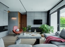 Wnętrza prezentowanego domu podążają za architekturą zewnętrzną z jej nowoczesną, jasną bryłą podkreśloną grafitowym dachem, garażem i oknami. W środku zastosowano podobne, jasno-ciemne zestawienie kolorów: niemal czarne dodatki (RAL 7021) z szarością i bielą. Do chłodnej kolorystyki dodano ciepłe drewno. Wnętrza prezentowanego domu podążają za architekturą zewnętrzną z jej nowoczesną, jasną bryłą podkreśloną grafitowym dachem, garażem i oknami. W środku zastosowano podobne, jasno-ciemne zestawienie kolorów: niemal czarne dodatki (RAL 7021) z szarością i bielą. Do chłodnej kolorystyki dodano ciepłe drewno.