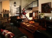 Przestronny salon jest ciepły i przytulny. Taki klimat został stworzony w dużej mierze dzięki zastosowaniu w wystroju ciepłych odcieni brązu (w tej barwie są obicia kanap i foteli, drewniane meble). Obudowany kamieniem kominek podczas skandynawskich mrozów zastępuje gospodarzom gorące afrykańskie słońce... UWAGA PONOWNA PUBLIKACJA ZA ZGODA WLASCICIELI