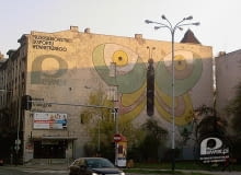 Łódzki mural na skrzyżowaniu ulic Sienkiewicza i Traugutta. Reklamował on Przedsiębiorstwo Eksportu Wewnętrznego 'Pewex', którego sklep znajdował się w pobliżu. Mural powstał na przełomie wiosny i lata 1987 roku. PRL, murale z PRL, murale, obrazy na ścianach, polskie murale