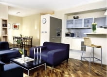 Dzieli i przesłania. Zabudowana szafkami wnęka z płyt gipsowo-kartonowych oddziela kuchnię od przedpokoju i kąta jadalnego. UWAGA PONOWNA PUBLIKACJA ZA ZGODA WLASCICIELI